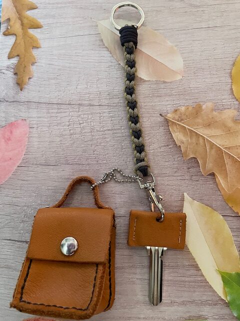 キーホルダー　　　　　　　（パラコード＆レザー）